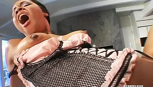 Trinity Thomas Mario Rossi'ye iyi bir sakso çekmenin nasıl hissettirdiğini gösteriyor