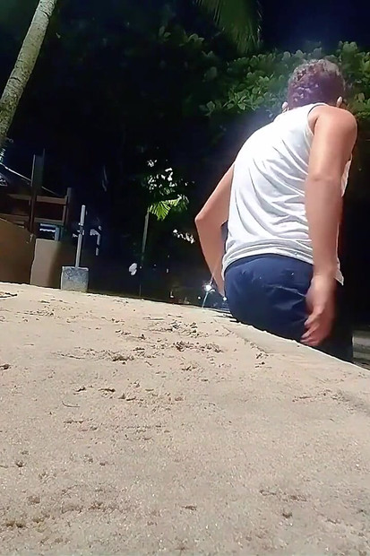 ビーチでみんな、ショートパンツで濡れるとパニックになる