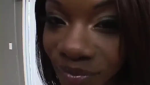 Черная тинка Ashley Brooks сосет белый член