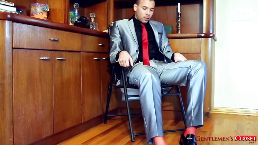GentlemensCloset Alejandro V Strips Down in Steamy Solo Audition