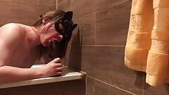 Gemaskerde mietje aanbidt grote zwarte lul in een badkamer