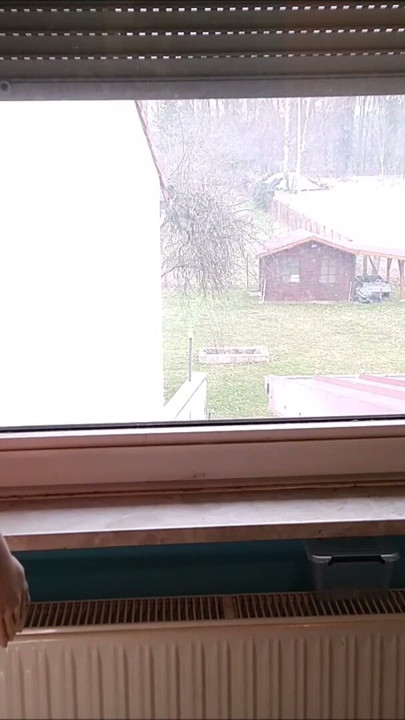 Mi muñeca quiere que la coja delante de la ventana para que los vecinos la vean | Clip 1