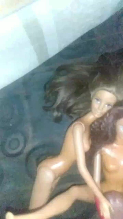 Esmer barbieler paylaşıyor