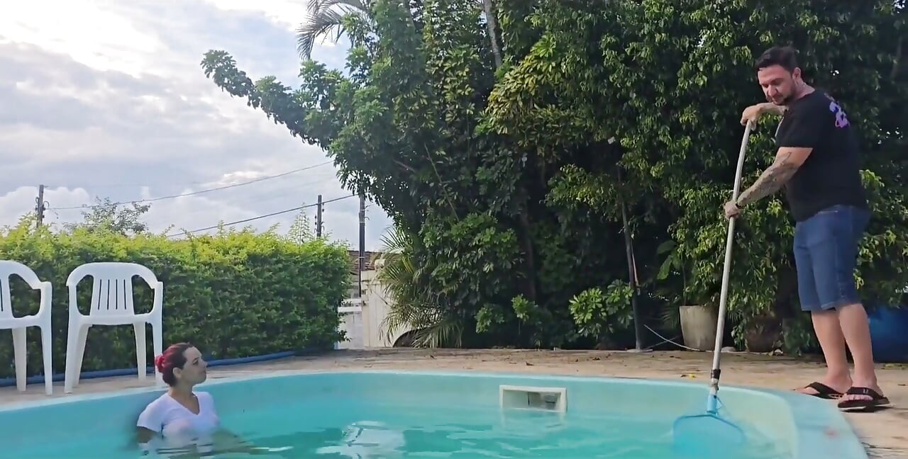 Le di algo a los amigos de mi esposo en la cocina mientras él limpiaba la piscina.