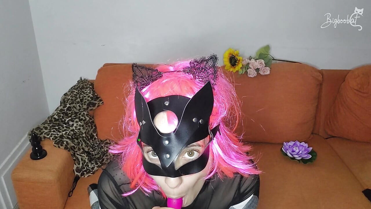 Meus peitos naturais e grandes estão latejante! Buceta mascarada, eu estou me dando prazer