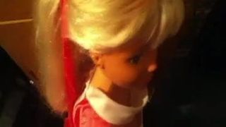 Meine Barbie-Größe mit Pferdeschwanz bekommt eine Gesichtsbesamung
