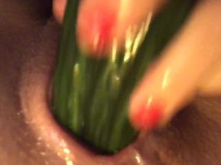 Komkommer glijdt tussen mijn gezwollen natte poesjeslipjes