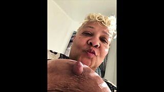 Abuela negra en tour de putas