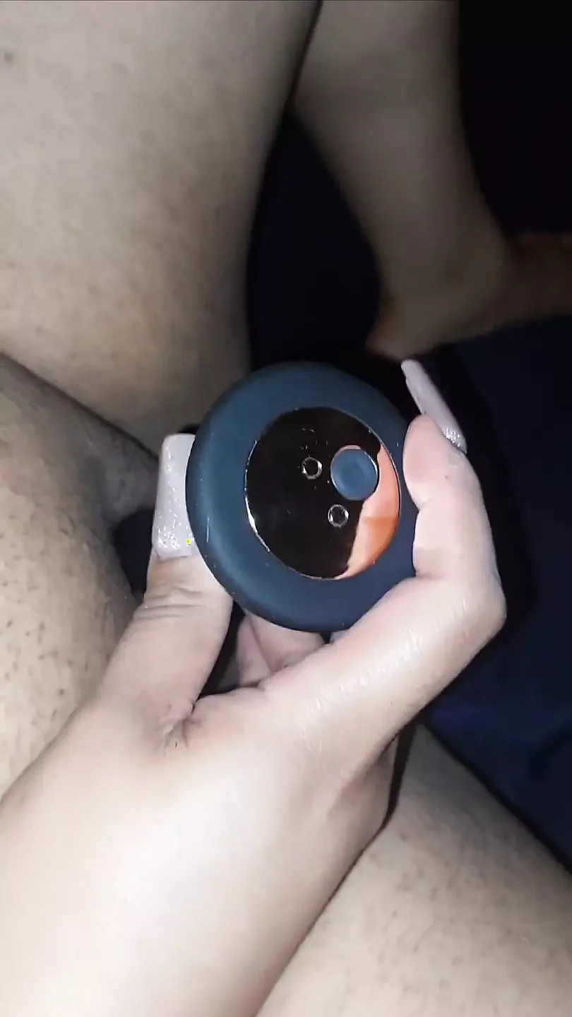 Lindos dedos rosados rizando mientras juego con mi coño