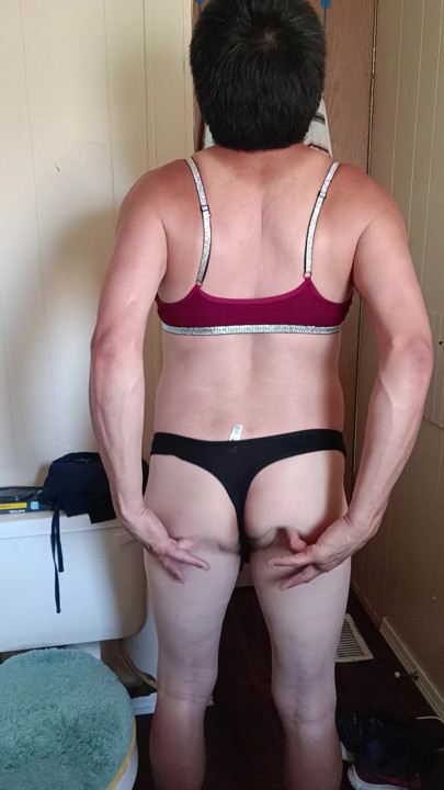 Playing with my jiggle booty in my Maroon and Black outfit. This is my Second mis match outfit. Lmk what think of this outfit?