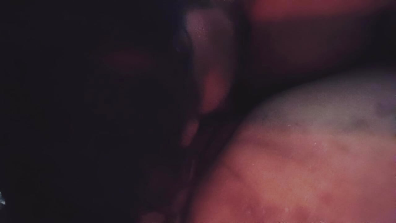 Marido lamiendo el coño de su esposa envuelto en chocolate de leche
