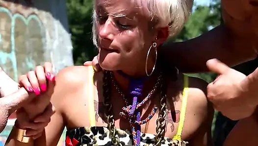 Beni nasıl yapacağını biliyormuş gibi döv