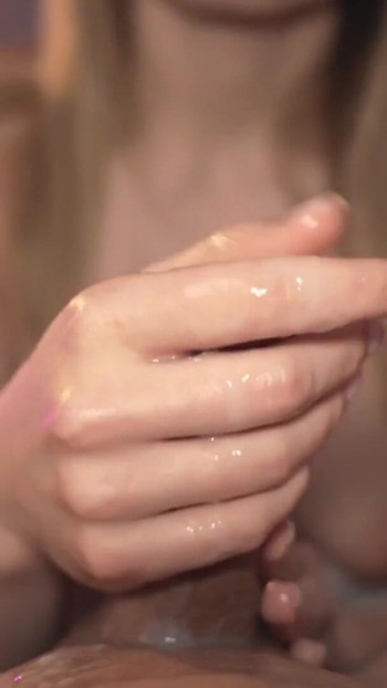 Senzualno drkanje kurca i ogroman cumshot POV | Klip 1