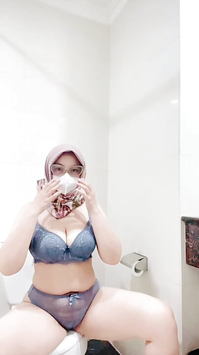 Hijab tobrut playing in the bathroom