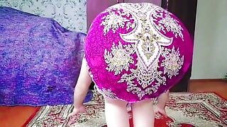 Trans travestito troia femminuccia in mutande rosa con culo grosso