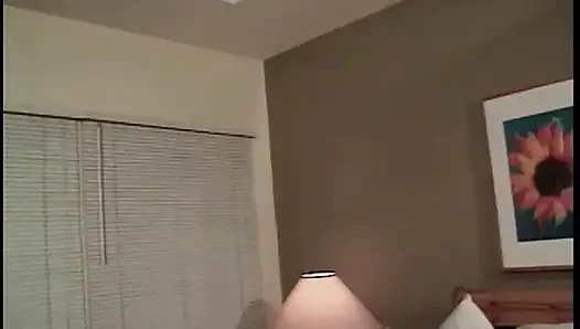 Adam azgın esmeri güzel göğüslerle parmaklıyor ve yüzüne boşaltıyor