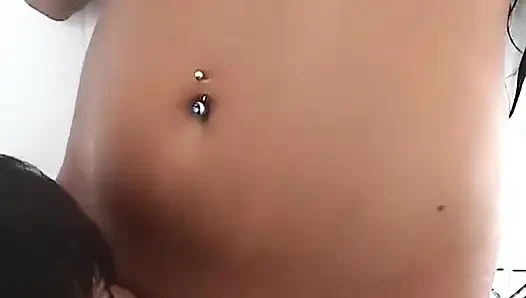 Брюнетка с пирсинговами на лобке взорвается от наслаждения