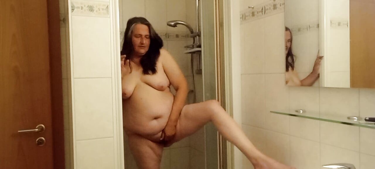 Olgun orta yaşlı seksi kadın başkalarının ne sakladığını gösteriyor