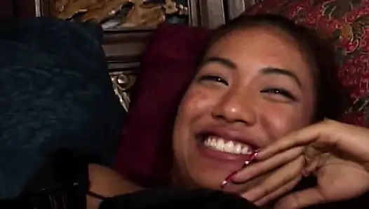 Heißer Bisex-Dreier mit Asiatischer Schönheit