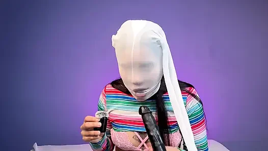 Cewek sange ini lagi asik muasin memeknya pakai dildo dengan stoking tembus panik