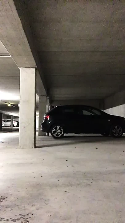 Duitse jongen naakte parkeergarage klaarkomen aftrekken