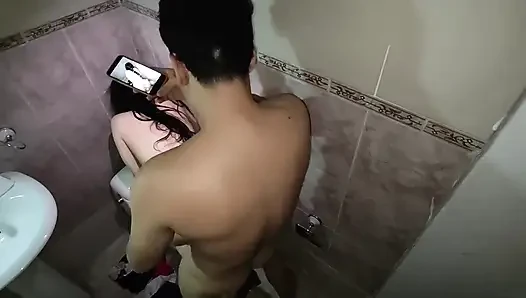 Вот как мой сводный братец хватает меня в туалете
