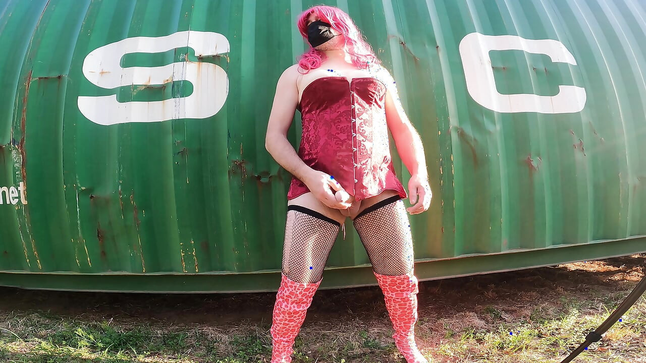 大柔软的假奶子变装者被一个集装箱自慰