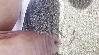 Pisse sur la plage sexy