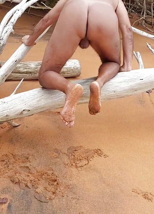 レディシルバが裸でビーチにいる 私の熱いお尻を突いて