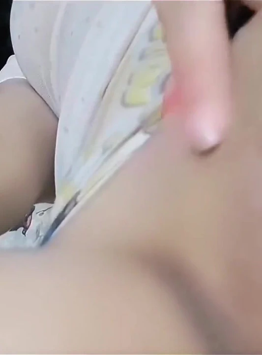 印度展示她的奶子和她甜美的阴户