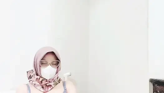 Hijab tobrut playing in the bathroom