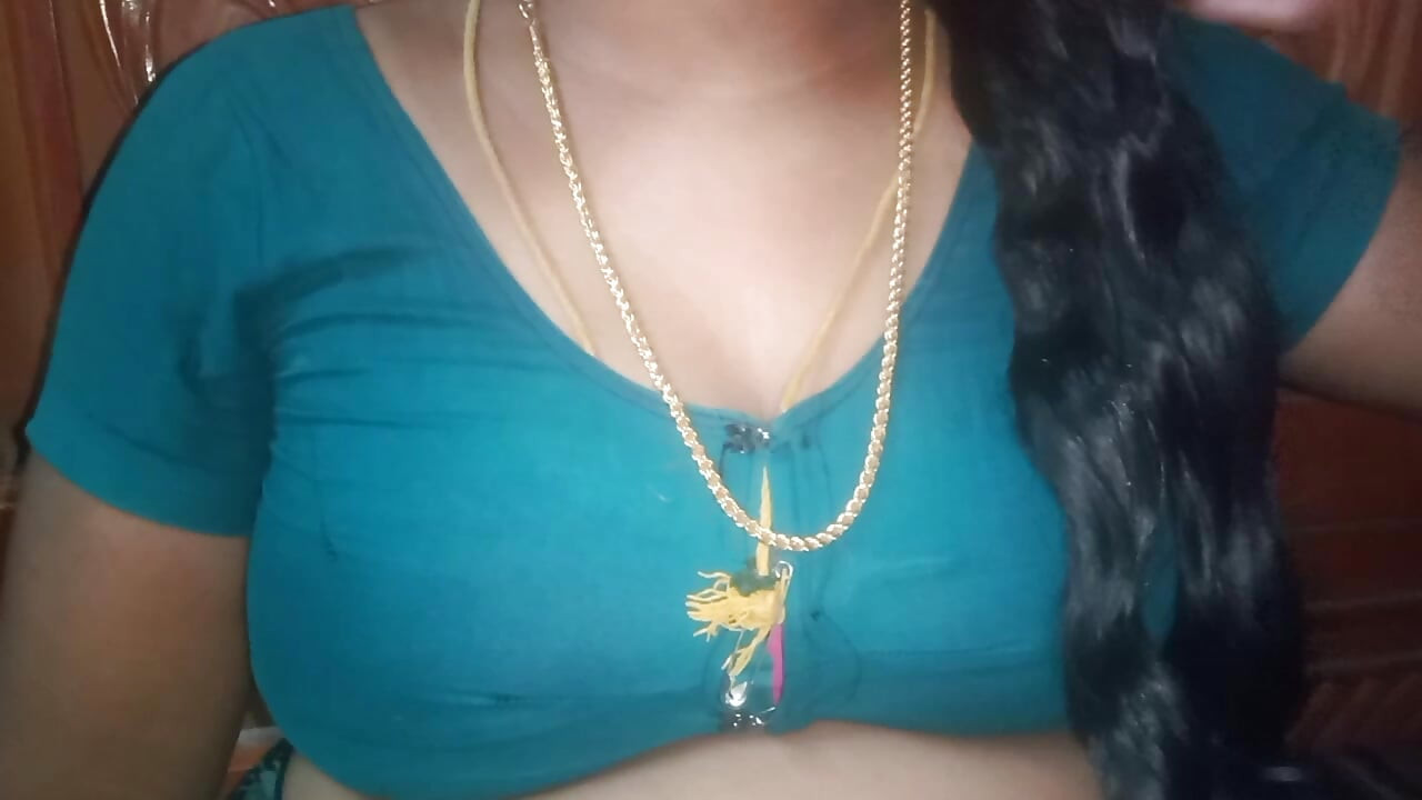 Tía tamil apretando sus pechos cuando está sola y es incapaz de controlar sus emociones.