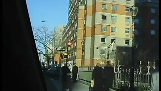 Şehir trafiğinde onu arabada küçük düşüren sapık ile banliyö kızıl saçlı araba sikişiyor