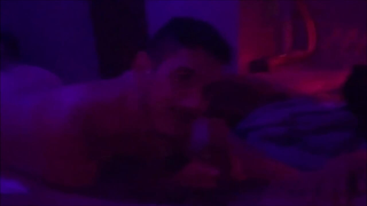 Cutie Str8 krijgt een lekkere pijpbeurt in bed