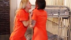 La prigioniera lesbica costringe altri detenuti per fare sesso