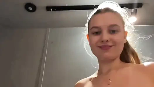 Pertama kali muncrat di tempat berisiko. Duduk di kamera