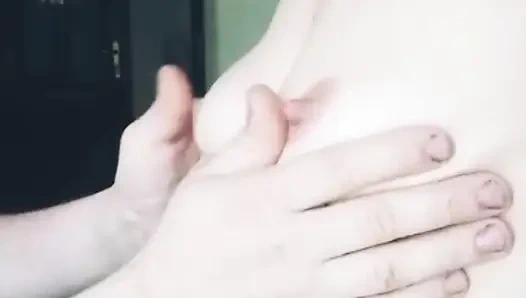 Göğüslerden krem şantiyi iyi yala, bir sürü krem şanti