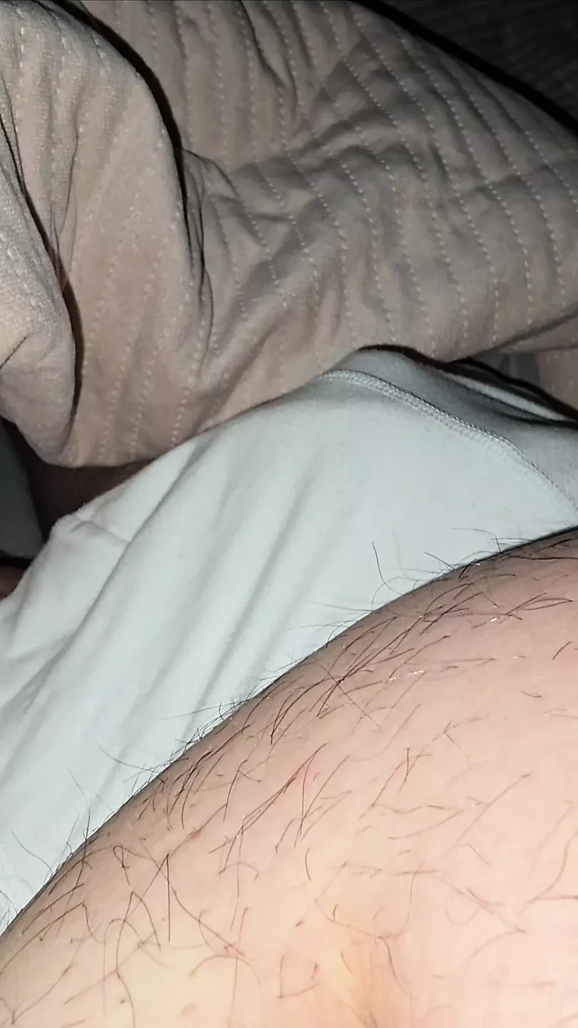 Stiefsohn lässt stiefmutter hand unter seine unterwäsche schlüpfen und gibt seinem schwanz zu ihrem vergnügen