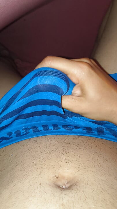 Debajo de la manta, quitándose la ropa interior y jugando con la polla grande y gruesa