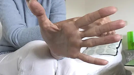 Elegante Sommerhände und lange Fingernägel, Präsentiert von Lady victoria Valente
