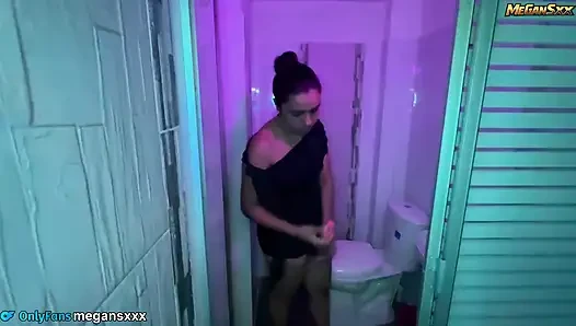 Diskonun banyolarında sikişiyor