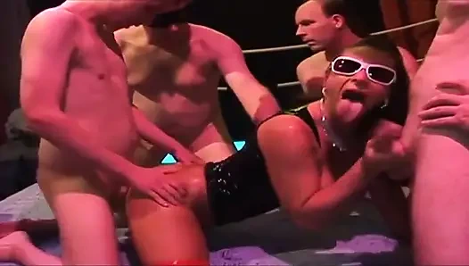 Vollbusige reife füchsin weit gedehnt in schlampiger gangbang-orgie