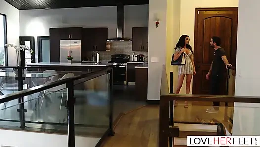 Sexy MILf silvia saige mit einer engen muschi wird nach der anbetung hart gefickt