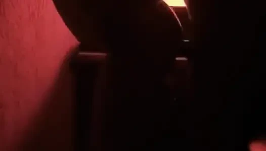 Intensiver romanischer sex in rotem zimmer führt zu creampie