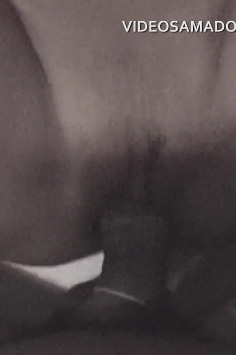 男人把淘氣的金髮女郎帶回家，並經常操她的貓咪