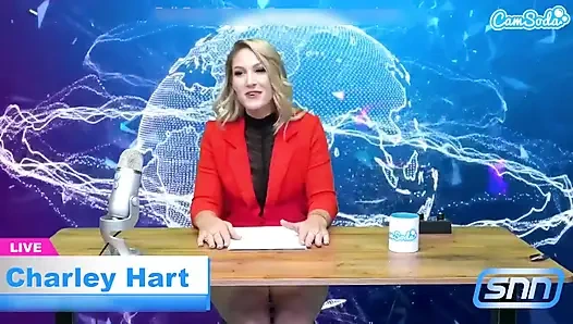 Heißer MILF-Nachrichtenanker liest die Nachrichten, während sie einen Sybian reitet