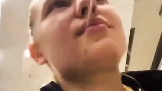 Cewek ini lagi asik muasin memeknya pakai vibrator sambil jalan kaki