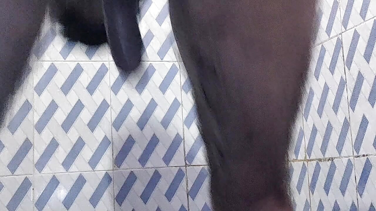 נער דסי בחדר שירותים