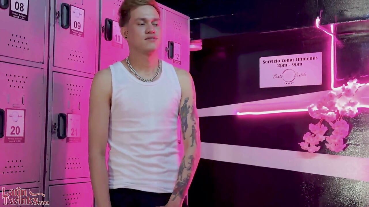 Sauna Locker Room: Harold Smith Fucks Gilbert Moon in Doggy and Standing