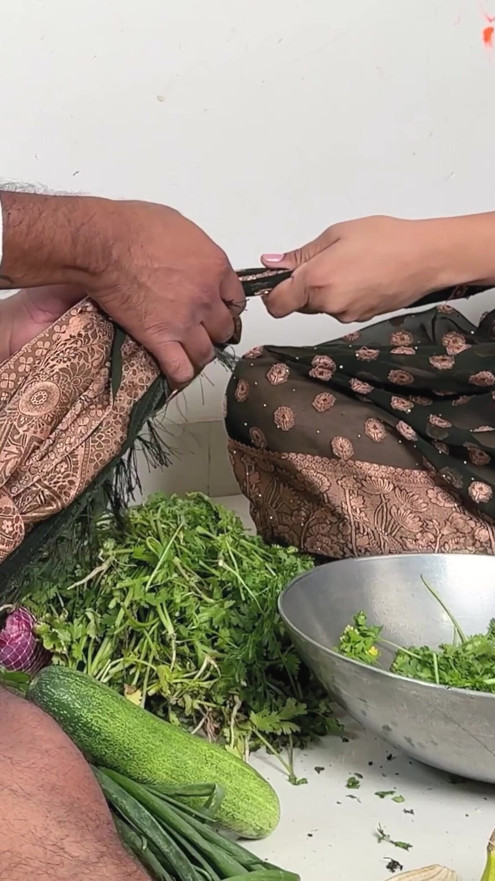 Komal Mami, you are curing the vegetable, give me a banana. | Clip 1
